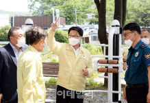 [포토]마을정원 조성현장 찾아 주민들 만난 최종환 파주시장