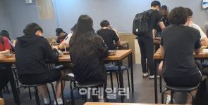 마스크 안 쓰고 다닥다닥…소규모 뷔페 방역 사각지대