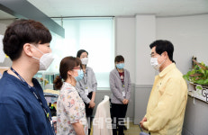 [포토]코로나19 확진자 다녀간 녹양동주민센터 찾은 안병용 의정부시장