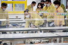 [포토]급식실 둘러보는 정세균 국무총리