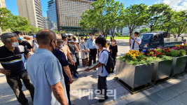 박원순 시장 5일장에 반대한다…시청 앞 1인시위, 시민들과 충돌