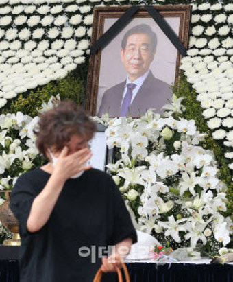 故박원순 시장, 마지막 서울시청 출근길…8시30분부터 온라인 영결식