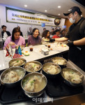 [포토]삼계탕 처음 맛보는 외국인 유학생들