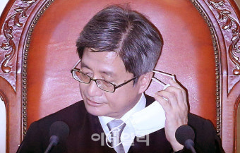 [포토]마스크 벗는 김명수 대법원장