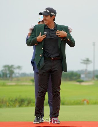 [포토]이수민 '우승 재킷 딱맞네'