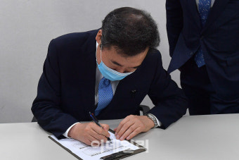 [포토]당대표 후보 등록하는 이낙연 더불어민주당 의원