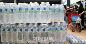 [포토]유충 수돗물 불안감에 마트·편의점 생수 판매 급증