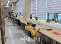 반갑다 책 냄새!…다시 문 연 도서관, 시민들로 `북적`
