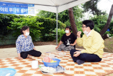 [포토]재개장한 경로당 곳곳 어르신 불편 없도록 살피는 최종환 파주시장