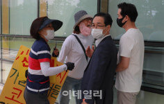 [포토]이만희 영장실질심사, 신천지 관계자에게 항의하는 피해자들