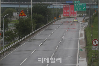 [포토]중랑천 수위 상승으로 통제된 동부간선도로