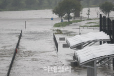 [포토]불어나는 수위에 잠겨버린 중랑천변 근린시설