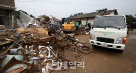 [포토]산양저수지 붕괴로 수해입은 산양1리 마을회관