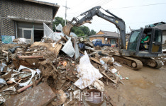 [포토]폭우 못 견디고 무너진 저수지 피해입은 마을