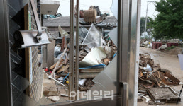 [포토]폭우 못 견디고 무너진 저수지 피해입은 산양1리