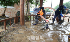[포토]걷어내도 끝이 없는 흙