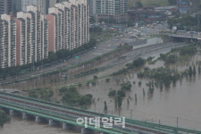 [포토]침수된 강변북로 한강대교 인근