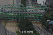 [포토]불어난 한강수위로 일부구간 통제된 올림픽대로