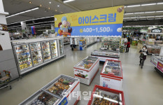 [포토]지긋지긋한 비… 폭염 대신 폭우에 울상짓는 빙과업계