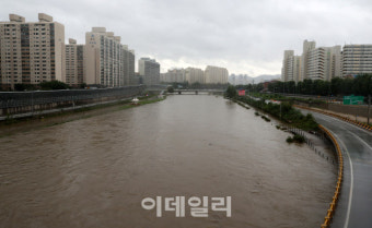 [포토]불어난 중랑천으로 동부간선도로 일부구간 통제