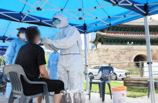 [포토]코로나19 검사 받는 한 상인