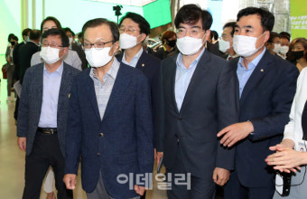 [포토]공영운 현대차 사장 안내받는 이해찬 더불어민주당 대표