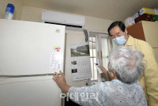 [포토] 서대문구, 독거노인 가구 에어컨 설치