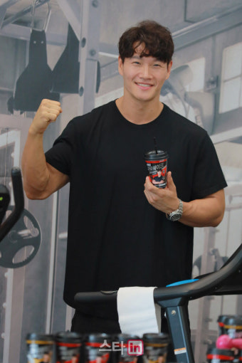 [포토]넘치는 건강미 선보이는 근육맨 김종국