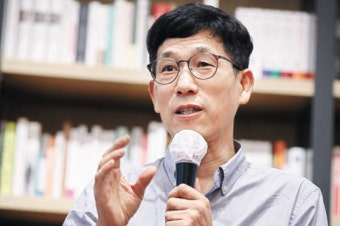 '조국흑서' 첫날 초판 5000부 완판…진중권 