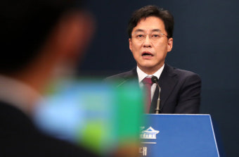 文대통령 “의협 2차 총파업, 원칙적 법집행 통해 강력 대처하라”(상보)