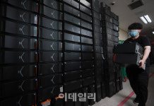 [포토]영업중단 PC방, 쌓여있는 중고 PC