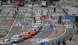 [포토]코로나 재확산 여파로 한산한 서울역 택시승강장