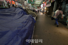 [포토]발길 끊긴 시장, 휴업한 상점들