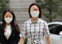 조국 200만원대 문재인 안경 쓴 정경심, 허위사실..형사고소