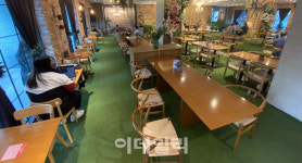 [포토]사회적 거리두기 완화에도 아직은 한산한 카페