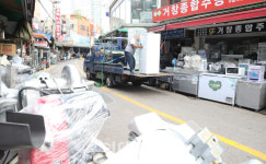 [포토]코로나로 인한 경기 불황에...중고 주방용품 쌓여가는 황학동 시장