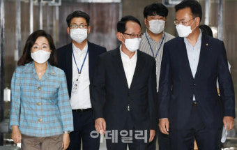 [포토]기자회견 위해 이동하는 국민의힘 법사위 의원들