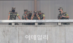 [사진]이인영 판문점 방문 바라보는 북한군