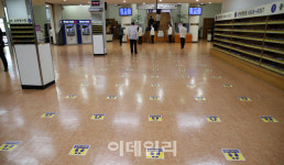777교민쉼터 | [포토]사회적거리두며 예배 입장하는 교인들