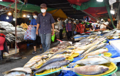 [포토]제수용품 미리 구입하려는 시민들로 북적이는 경동시장