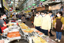 [포토]추석 앞 금촌전통시장 찾은 최종환 파주시장