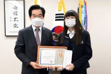 [포토]청소년 유해환경 근절 포스터 공모 수상자 격려하는 안병용 의정부시장