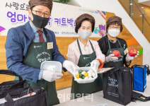 [포토] ‘엄마도시락 키트박스’ 제작하는 김수영 양천구청장