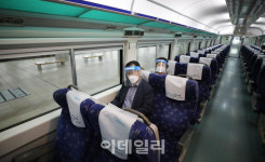 [포토]서울 사는 자식 보고 돌아가는 한 노부부