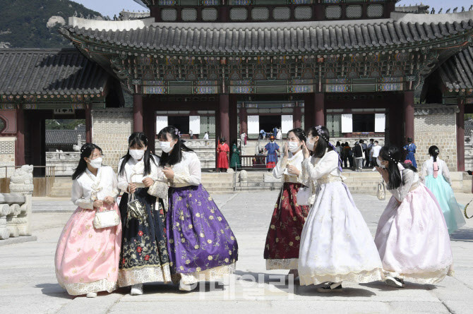 추석 연휴 귀경 행렬로 인한 교통 정체 여전히 심각…18일 오전 8시 기준 부산-서울 예상 소요시간 5시간 20분