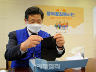[포토] 코로나 희망키트 제작하는 안일환 차관