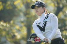 [포토] 전예성 내 볼은 내가 바라본다