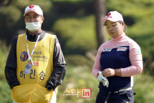 [포토] 하민송-캐디 주형우 하루종일 멍때리기