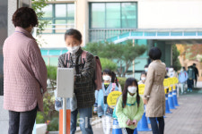 [포토]초등학교 입실 전에 손소독