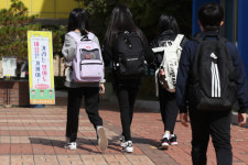등교확대 첫날 12개교 등교 불발…학생 확진 6명 늘어